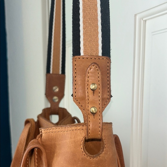 Luxurious Tan Leather Crossbody Bag - Picture 8 of 14